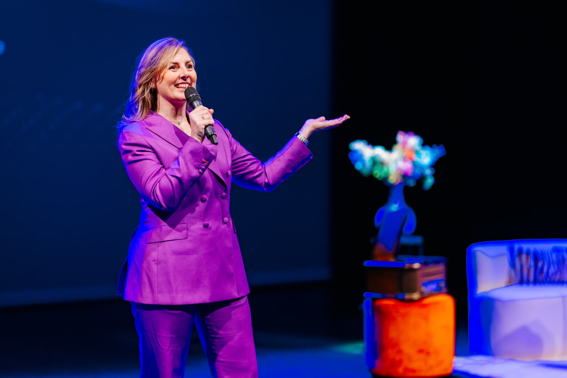 Melike Durmaz met microfoon op het podium tijdens haar keynote.